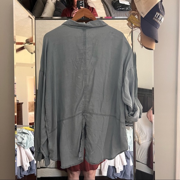 Old Navy - Split Back Button Down - Picture 4 of 9